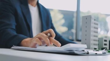 Emlakçı ve müşteri ev, sigorta ve kira sözleşmesi imzalıyor