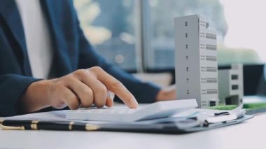 Emlakçı ve müşteri ev, sigorta ve kira sözleşmesi imzalıyor