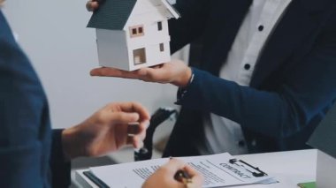 Emlakçı ve müşteri ev, sigorta ve kira sözleşmesi imzalıyor