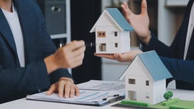 Emlakçı ve müşteri ev, sigorta ve kira sözleşmesi imzalıyor