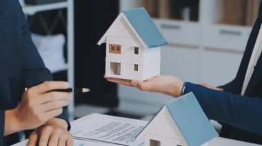 Emlakçı ve müşteri ev, sigorta ve kira sözleşmesi imzalıyor