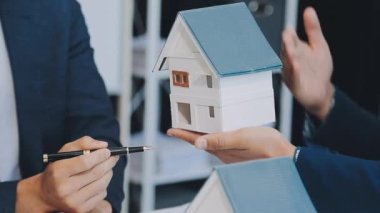 Emlakçı ve müşteri ev, sigorta ve kira sözleşmesi imzalıyor