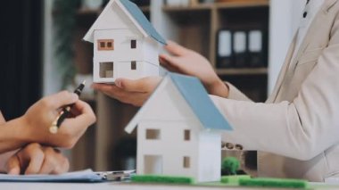 Emlakçı ve müşteri ev, sigorta ve kira sözleşmesi imzalıyor