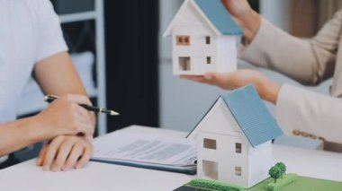 Emlakçı ve müşteri ev, sigorta ve kira sözleşmesi imzalıyor