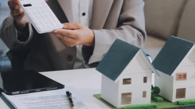 Emlakçı ve müşteri ev, sigorta ve kira sözleşmesi imzalıyor