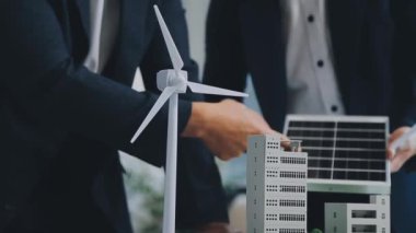 Çağdaş ofis ortamında çevre dostu yeni bir kompleks projesinde işbirliği yapan genç profesyonellerden oluşan bir ekip.