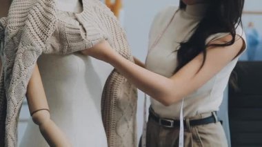 vlogger, blog yazarı küçük KOBİ iş kadını Asyalı güzel kadın kıyafetleri canlı yayın satışı internet üzerinden satışı, ana ofiste mevcut ürün detaylarını gösterme, girişimci ekommerce