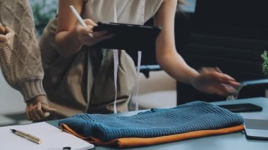 vlogger, blog yazarı küçük KOBİ iş kadını Asyalı güzel kadın elbise satıyor, ürün detaylarını ev ofisinde gösteriyor, girişimci ekommerce