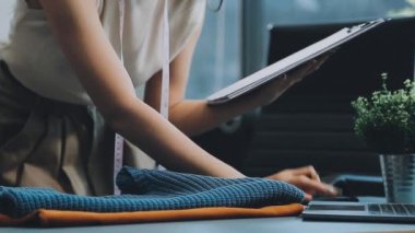 vlogger, blog yazarı küçük KOBİ iş kadını Asyalı güzel kadın elbise satıyor, ürün detaylarını ev ofisinde gösteriyor, girişimci ekommerce