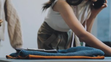 vlogger, blog yazarı küçük KOBİ iş kadını Asyalı güzel kadın elbise satıyor, ürün detaylarını ev ofisinde gösteriyor, girişimci ekommerce