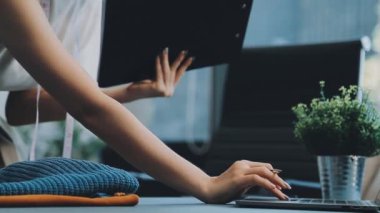 vlogger, blog yazarı küçük KOBİ iş kadını Asyalı güzel kadın elbise satıyor, ürün detaylarını ev ofisinde gösteriyor, girişimci ekommerce