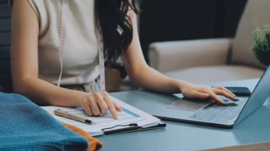 vlogger, blog yazarı küçük KOBİ iş kadını Asyalı güzel kadın elbise satıyor, ürün detaylarını ev ofisinde gösteriyor, girişimci ekommerce