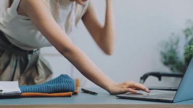 vlogger, blog yazarı küçük KOBİ iş kadını Asyalı güzel kadın elbise satıyor, ürün detaylarını ev ofisinde gösteriyor, girişimci ekommerce