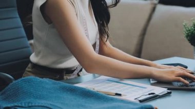 vlogger, blog yazarı küçük KOBİ iş kadını Asyalı güzel kadın elbise satıyor, ürün detaylarını ev ofisinde gösteriyor, girişimci ekommerce