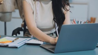 vlogger, blog yazarı küçük KOBİ iş kadını Asyalı güzel kadın elbise satıyor, ürün detaylarını ev ofisinde gösteriyor, girişimci ekommerce