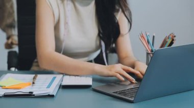 vlogger, blog yazarı küçük KOBİ iş kadını Asyalı güzel kadın elbise satıyor, ürün detaylarını ev ofisinde gösteriyor, girişimci ekommerce