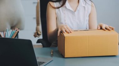 vlogger, blog yazarı küçük KOBİ iş kadını Asyalı güzel kadın elbise satıyor, ürün detaylarını ev ofisinde gösteriyor, girişimci ekommerce