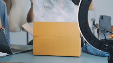 vlogger, blog yazarı küçük KOBİ iş kadını Asyalı güzel kadın elbise satıyor, ürün detaylarını ev ofisinde gösteriyor, girişimci ekommerce