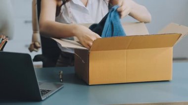 vlogger, blog yazarı küçük KOBİ iş kadını Asyalı güzel kadın elbise satıyor, ürün detaylarını ev ofisinde gösteriyor, girişimci ekommerce