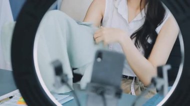 vlogger, blog yazarı küçük KOBİ iş kadını Asyalı güzel kadın elbise satıyor, ürün detaylarını ev ofisinde gösteriyor, girişimci ekommerce