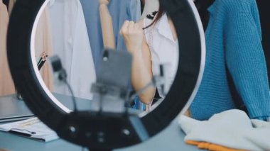 vlogger, blog yazarı küçük KOBİ iş kadını Asyalı güzel kadın elbise satıyor, ürün detaylarını ev ofisinde gösteriyor, girişimci ekommerce