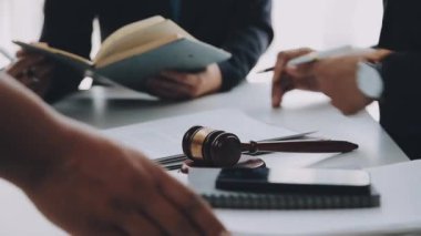 Avukatlar yeni anlaşma veya iş sözleşmesi, hukuk ve hukuk hizmetleri kavramına danışmanlık yapıyorlar.