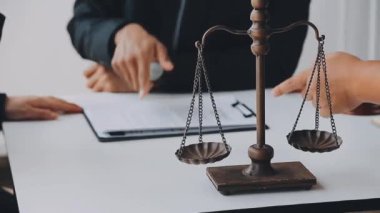 Avukatlar yeni anlaşma veya iş sözleşmesi, hukuk ve hukuk hizmetleri kavramına danışmanlık yapıyorlar.