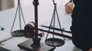 Yargıç Gavin ve Adalet Avukatları hukuk firmasının arka planında takım toplantısı yapıyorlar. Hukuk ve Hukuk Hizmetleri kavramları.