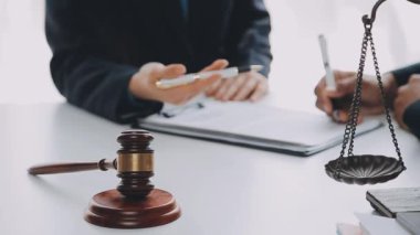 Yargıç Gavin ve Adalet Avukatları hukuk firmasının arka planında takım toplantısı yapıyorlar. Hukuk ve Hukuk Hizmetleri kavramları.