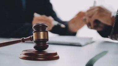 Yargıç Gavin ve Adalet Avukatları hukuk firmasının arka planında takım toplantısı yapıyorlar. Hukuk ve Hukuk Hizmetleri kavramları.