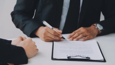 Yargıç Gavin ve Adalet Avukatları hukuk firmasının arka planında takım toplantısı yapıyorlar. Hukuk ve Hukuk Hizmetleri kavramları.