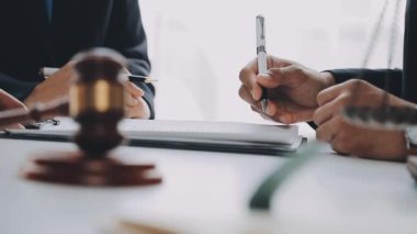 Yargıç Gavin ve Adalet Avukatları hukuk firmasının arka planında takım toplantısı yapıyorlar. Hukuk ve Hukuk Hizmetleri kavramları.