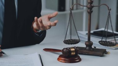 Yargıç Gavin ve Adalet Avukatları hukuk firmasının arka planında takım toplantısı yapıyorlar. Hukuk ve Hukuk Hizmetleri kavramları.