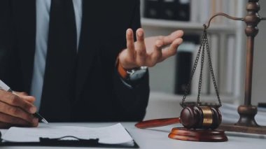 Yargıç Gavin ve Adalet Avukatları hukuk firmasının arka planında takım toplantısı yapıyorlar. Hukuk ve Hukuk Hizmetleri kavramları.