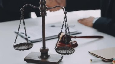 Yargıç Gavin ve Adalet Avukatları hukuk firmasının arka planında takım toplantısı yapıyorlar. Hukuk ve Hukuk Hizmetleri kavramları.