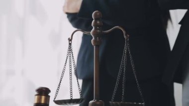 Yargıç Gavin ve Adalet Avukatları hukuk firmasının arka planında takım toplantısı yapıyorlar. Hukuk ve Hukuk Hizmetleri kavramları.