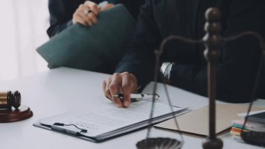 Yargıç Gavin ve Adalet Avukatları hukuk firmasının arka planında takım toplantısı yapıyorlar. Hukuk ve Hukuk Hizmetleri kavramları.