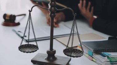 Yargıç Gavin ve Adalet Avukatları hukuk firmasının arka planında takım toplantısı yapıyorlar. Hukuk ve Hukuk Hizmetleri kavramları.