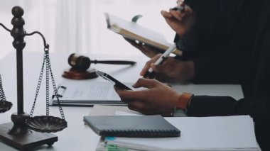 Yargıç Gavin ve Adalet Avukatları hukuk firmasının arka planında takım toplantısı yapıyorlar. Hukuk ve Hukuk Hizmetleri kavramları.