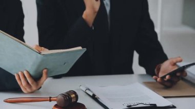 Yargıç Gavin ve Adalet Avukatları hukuk firmasının arka planında takım toplantısı yapıyorlar. Hukuk ve Hukuk Hizmetleri kavramları.