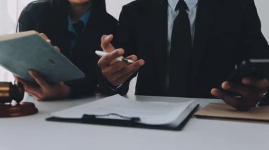 Yargıç Gavin ve Adalet Avukatları hukuk firmasının arka planında takım toplantısı yapıyorlar. Hukuk ve Hukuk Hizmetleri kavramları.