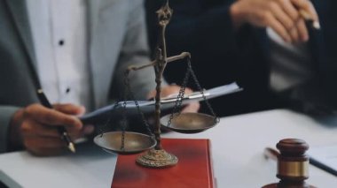 Avukatlar yeni anlaşma veya iş sözleşmesi, hukuk ve hukuk hizmetleri kavramına danışmanlık yapıyorlar.