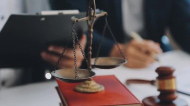 Avukatlar yeni anlaşma veya iş sözleşmesi, hukuk ve hukuk hizmetleri kavramına danışmanlık yapıyorlar.