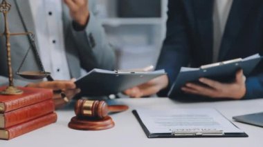 Avukatlar yeni anlaşma veya iş sözleşmesi, hukuk ve hukuk hizmetleri kavramına danışmanlık yapıyorlar.