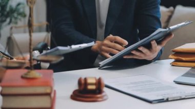 Avukatlar yeni anlaşma veya iş sözleşmesi, hukuk ve hukuk hizmetleri kavramına danışmanlık yapıyorlar.