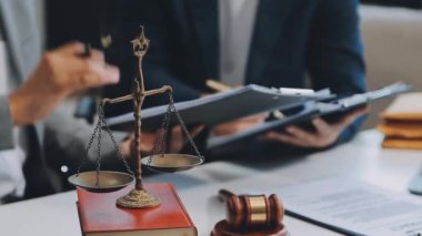 Avukatlar yeni anlaşma veya iş sözleşmesi, hukuk ve hukuk hizmetleri kavramına danışmanlık yapıyorlar.