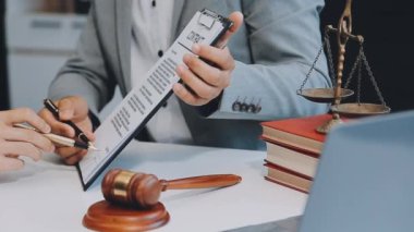 Avukatlar yeni anlaşma veya iş sözleşmesi, hukuk ve hukuk hizmetleri kavramına danışmanlık yapıyorlar.