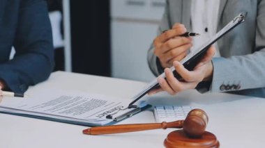 Avukatlar yeni anlaşma veya iş sözleşmesi, hukuk ve hukuk hizmetleri kavramına danışmanlık yapıyorlar.