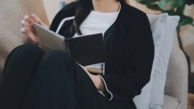 Ona ellerine tablet ile genç kadın.