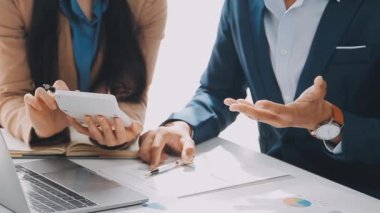 İş adamları ofiste mali raporları tartışıyor